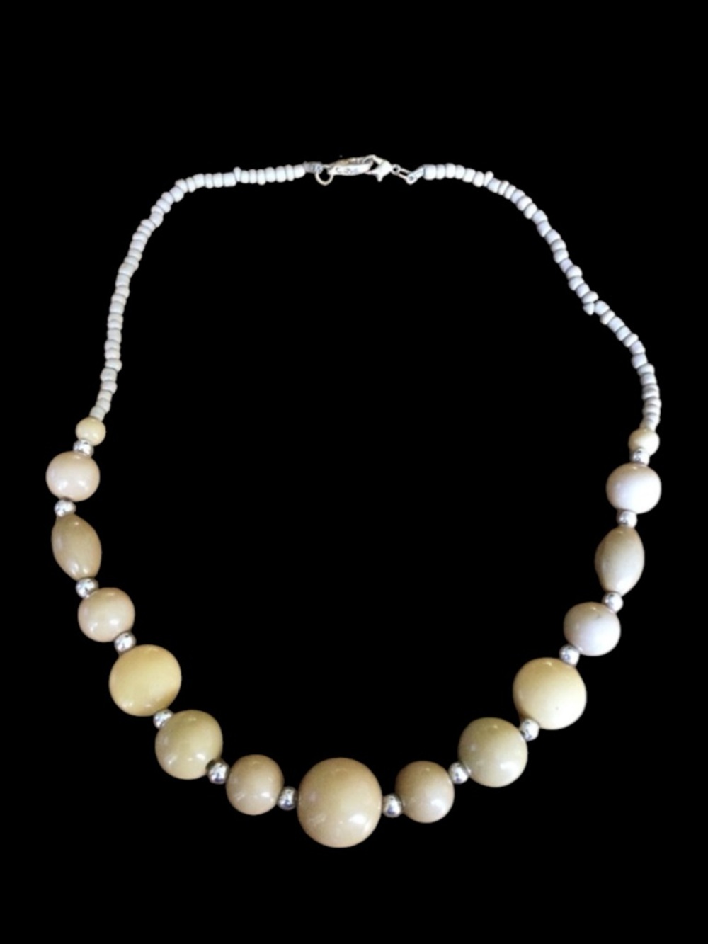 Vintage 1970s Graduated Beige/Tan Lucite Beaded Necklace w/ Silver Spacers - Picture 10 of 12